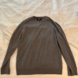Banana Republic Men’s Gray Sweater – Classic & Versatile